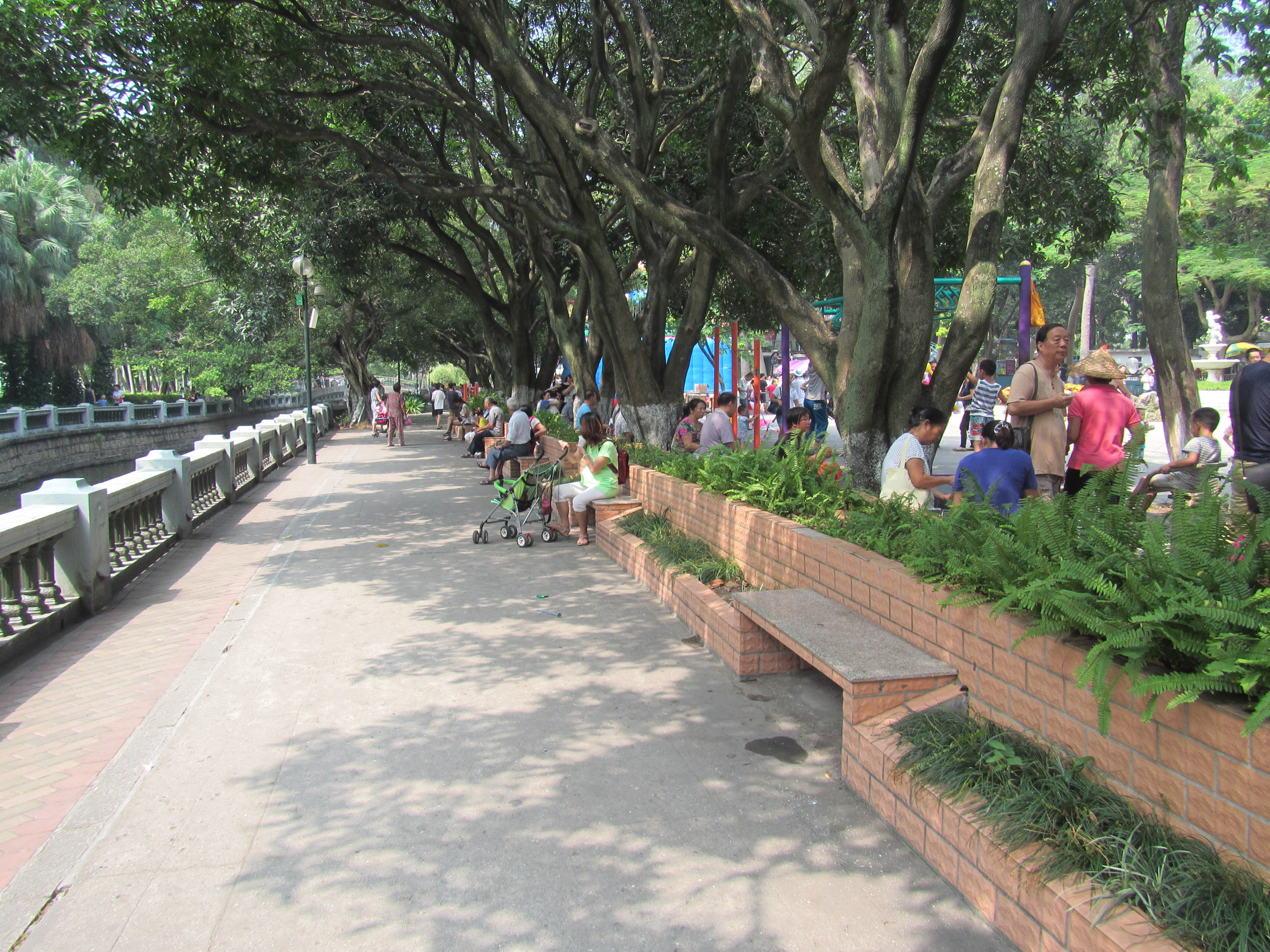 Another beautiful path.  There are plenty of benches, where you can enjoy the view, read a book or take a break from the crowds after a busy day of shopping on Zhong Shan Road