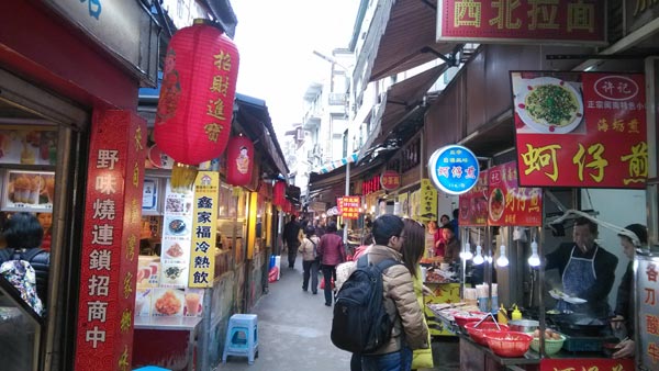 I never got a picture at the time (I don't like having my camera out when it's that crowded...always scared someone's going to snatch it!) but this is a street similar to the one where we ate supper on Zhong Shan Lu