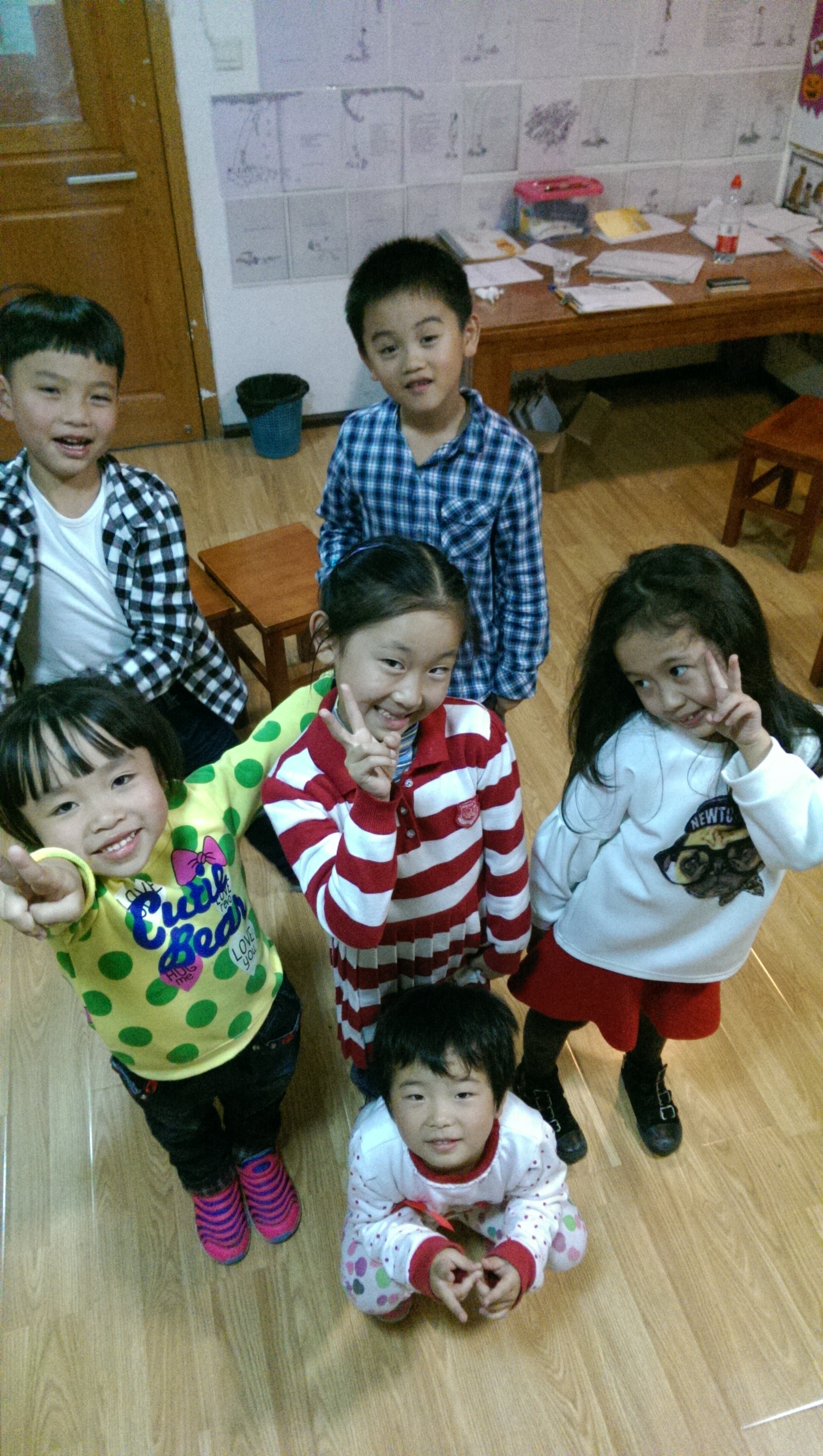 This little monkeys are my heroes :)  Not only are they a tonne of fun, but they are incredibly sweet too.  I went into a coughing fit today in class and little Sufei (the cutie in the middle) came over and put her hand on my arm and asked "Marie, are you ok?".  Teaching is just so.......rewarding!!!