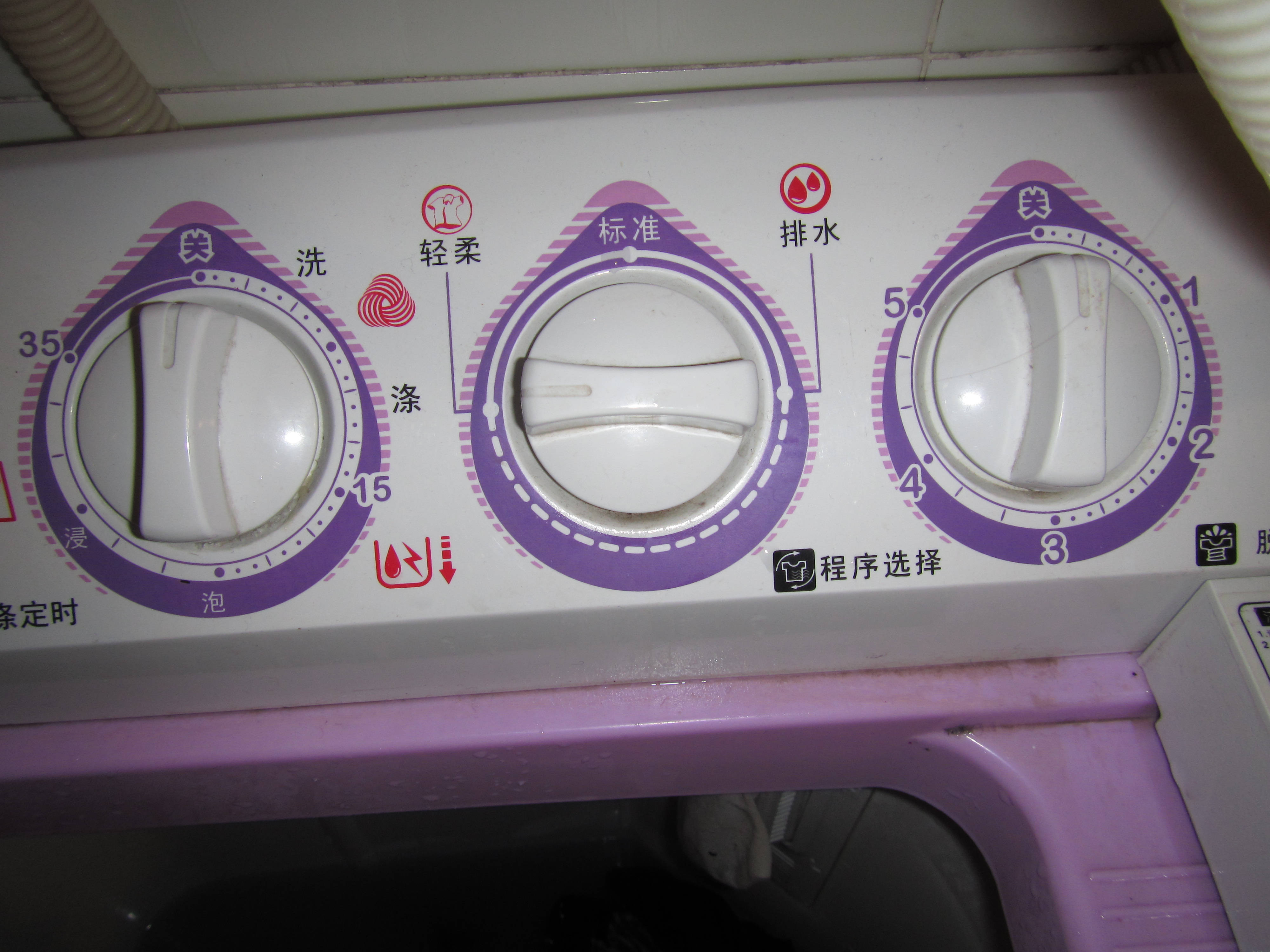 In our defense, everything is in Chinese, so we didn't know that the middle dial needed to be turned all the way to the left for the machine to work...