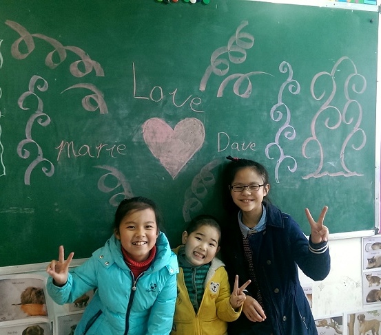 These are 3 of my students:  Coco, Kyle and Lily (left to right).  I introduced them to Dave while he was at the school one day, and when I came back from recess, I found this lovely mural on my chalk board!  They'd spent their break making it for me :)