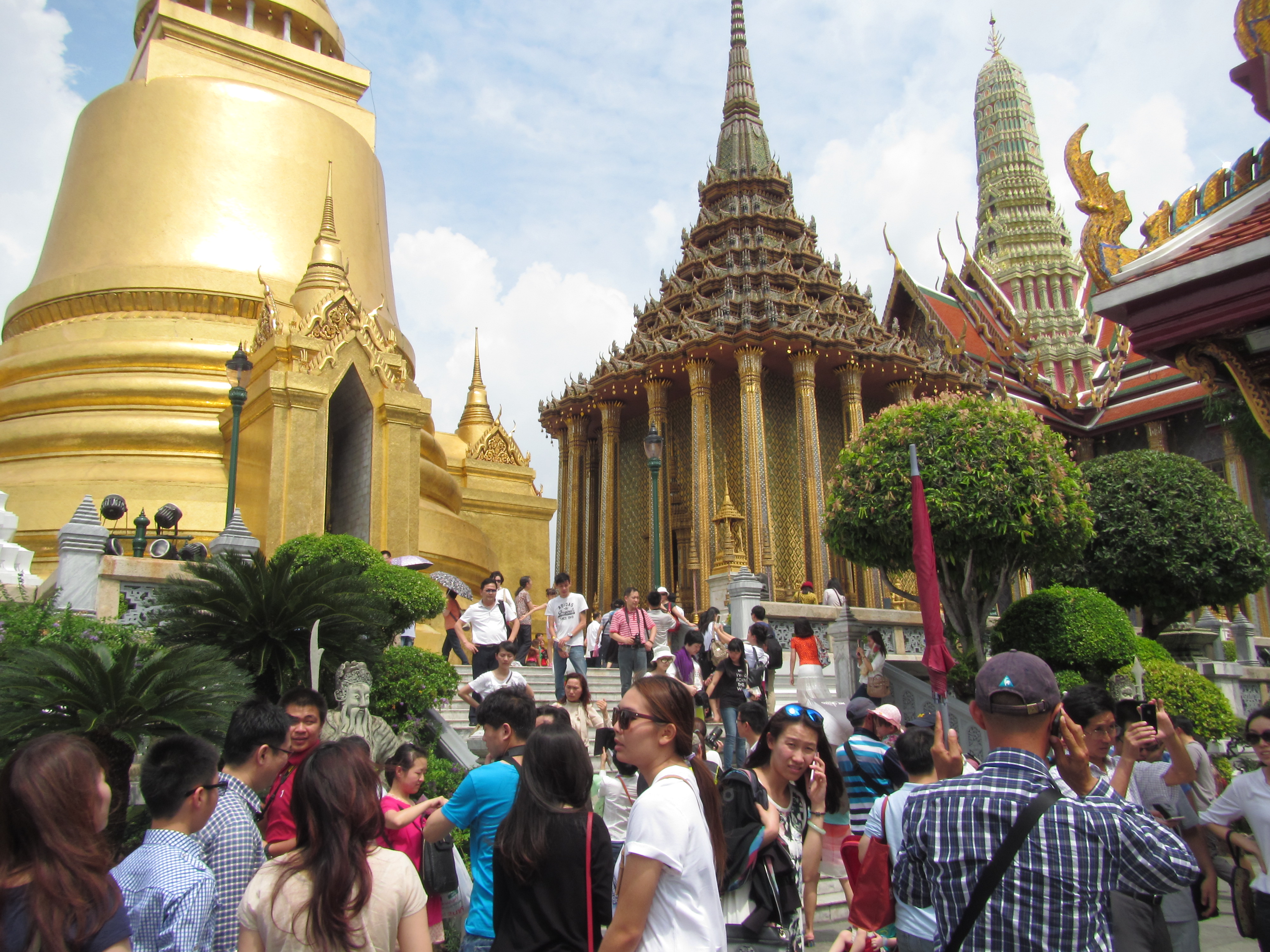 The crowds at The Grand Palace were a little crazy!  It was like being back in China!!